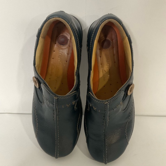 Clarks Un Loop Unstructured leather slip-on loafers in navy blue. main image 4